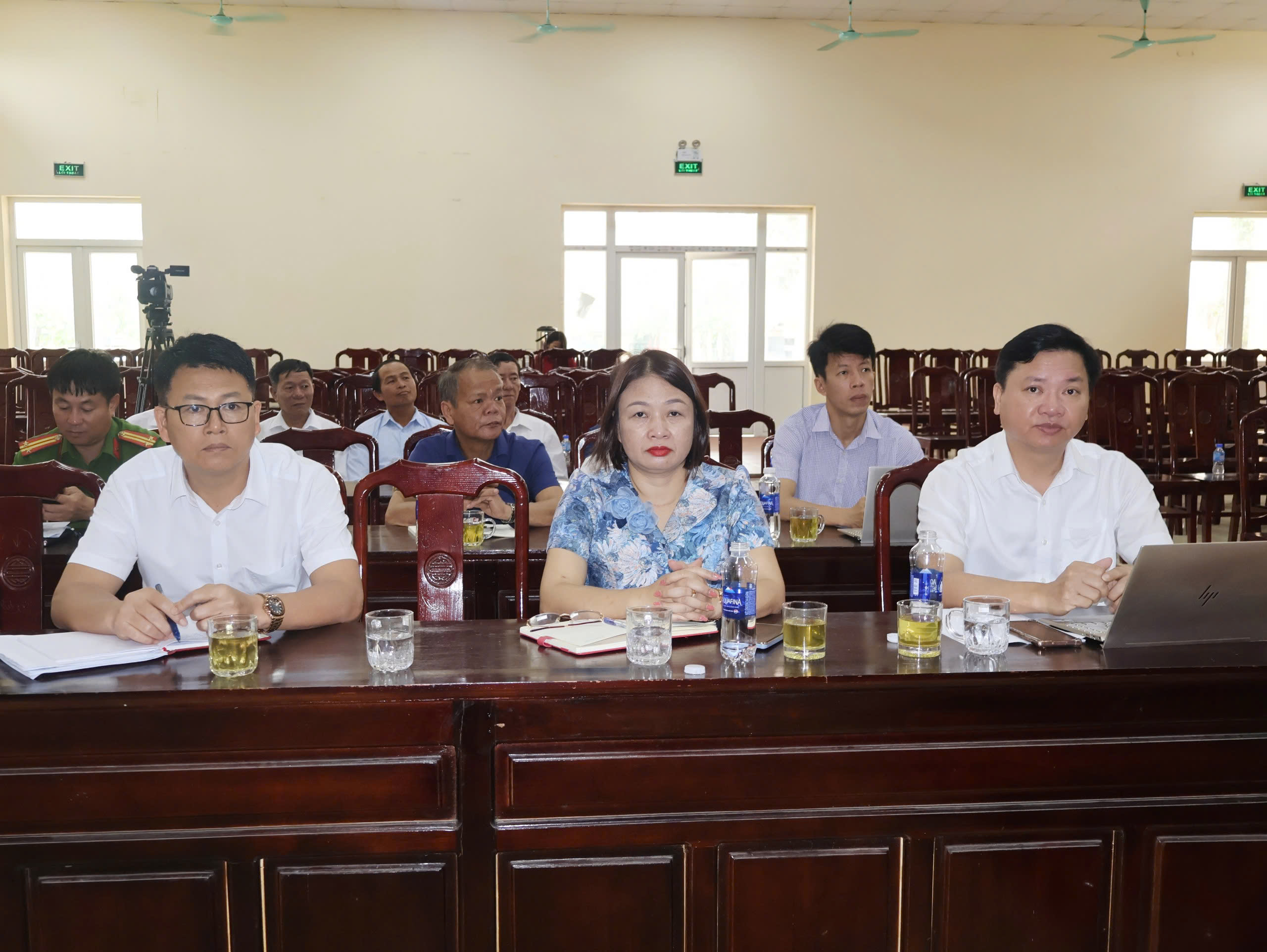 Ông Mai Sỹ Lân, Phó Chủ tịch UBND thị xã cùng các đại biểu dự tiếp xúc cử tri