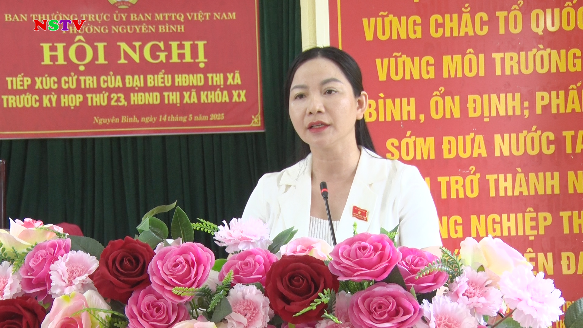 Bà Lê Thị Kim Hằng, Trưởng Ban Tuyên giáo và Dân vận Thị ủy phát biểu tại buổi tiếp xúc