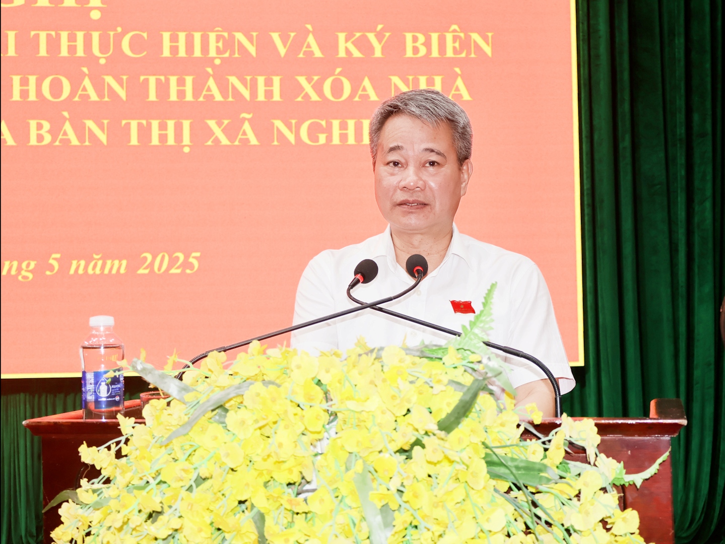 Đồng chí Trịnh Xuân Phú, Tỉnh ủy viên, Bí thư Thị ủy, Chủ tịch HĐND thị xã Nghi Sơn phát biểu chỉ đạo hội nghị