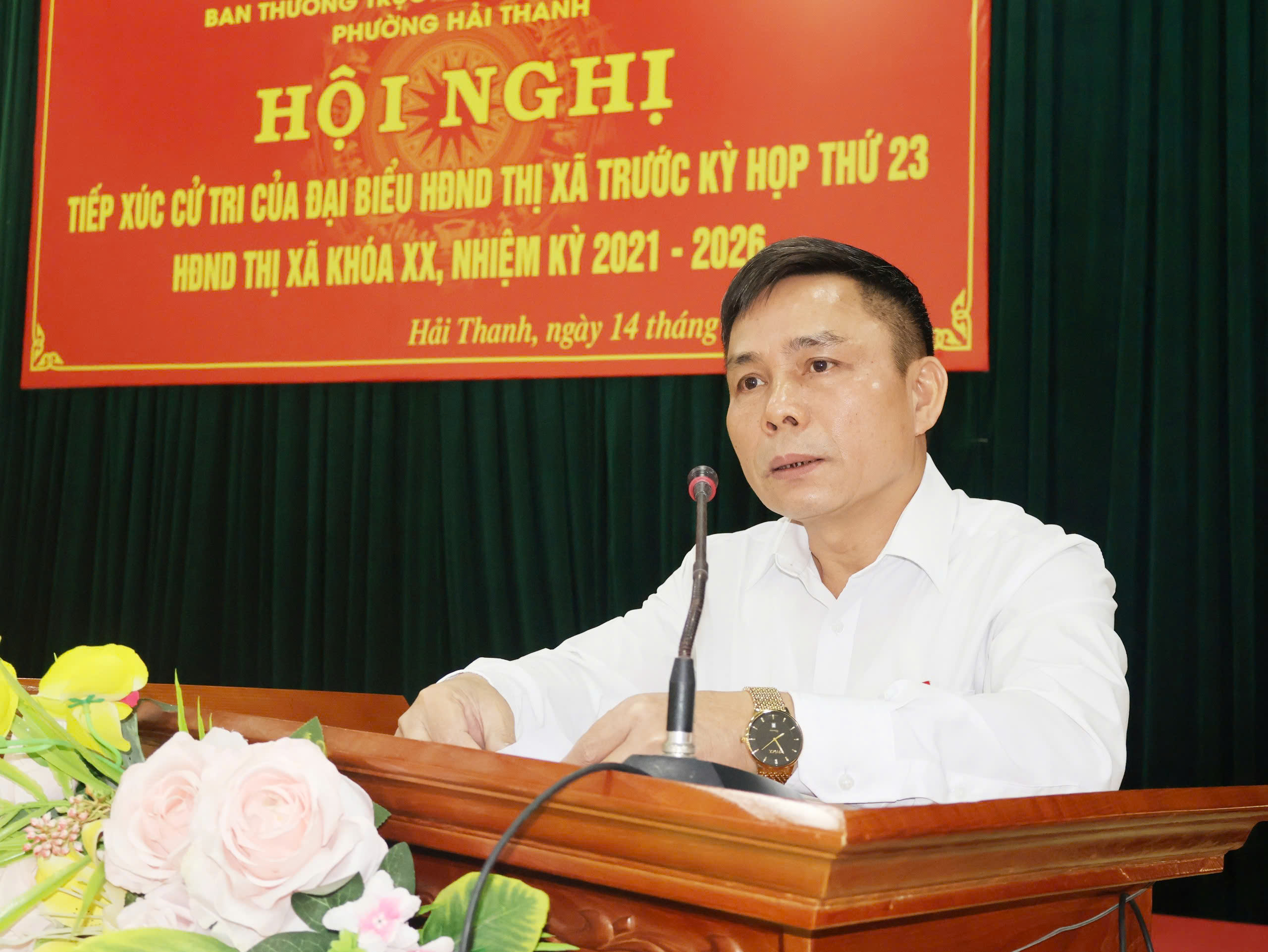 Ông Nguyễn Văn Long, Chủ tịch Ủy ban MTTQ Việt Nam thị xã phát biểu tiếp thu tại buổi tiếp xúc