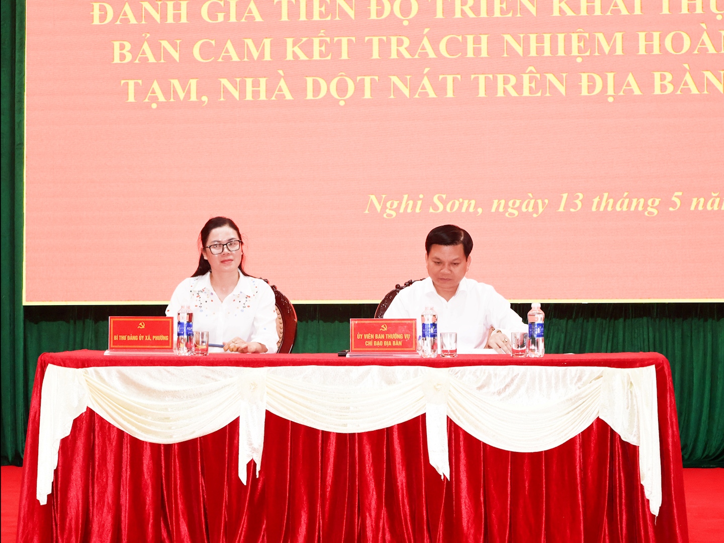 Đồng chí Trương Bá Duyên, Phó Bí thư Thường trực Thị ủy Nghi Sơn ký cam kết với đồng chí Bí thư Đảng ủy phường Bình Minh