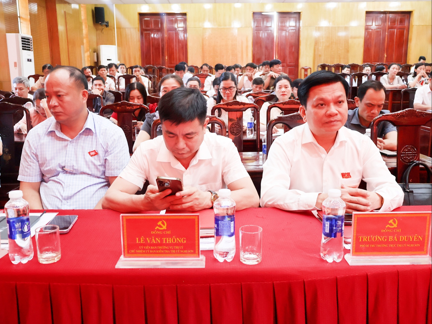 Đồng chí Trương Bá Duyên, Phó Bí thư Thường trực Thị ủy cùng các đồng chí Ủy viên Ban Thường vụ Thị ủy dự hội nghị