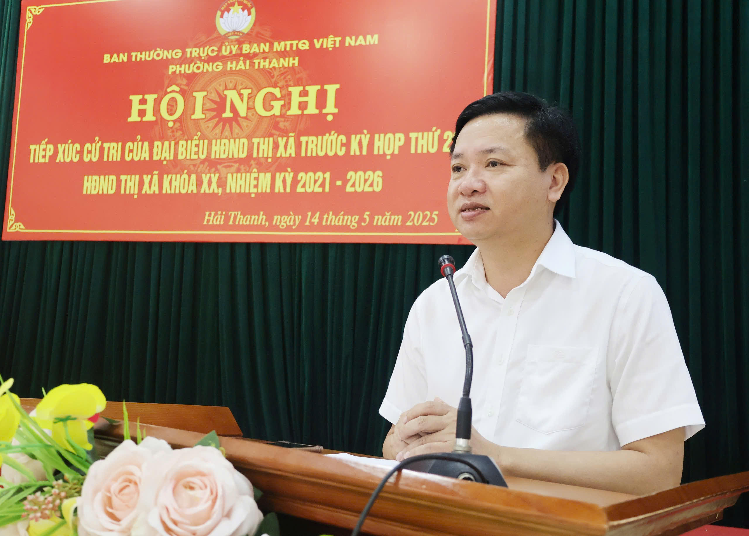 Ông Mai Sỹ Lân, Phó Chủ tịch UBND thị xã phát biểu tại buổi tiếp xúc