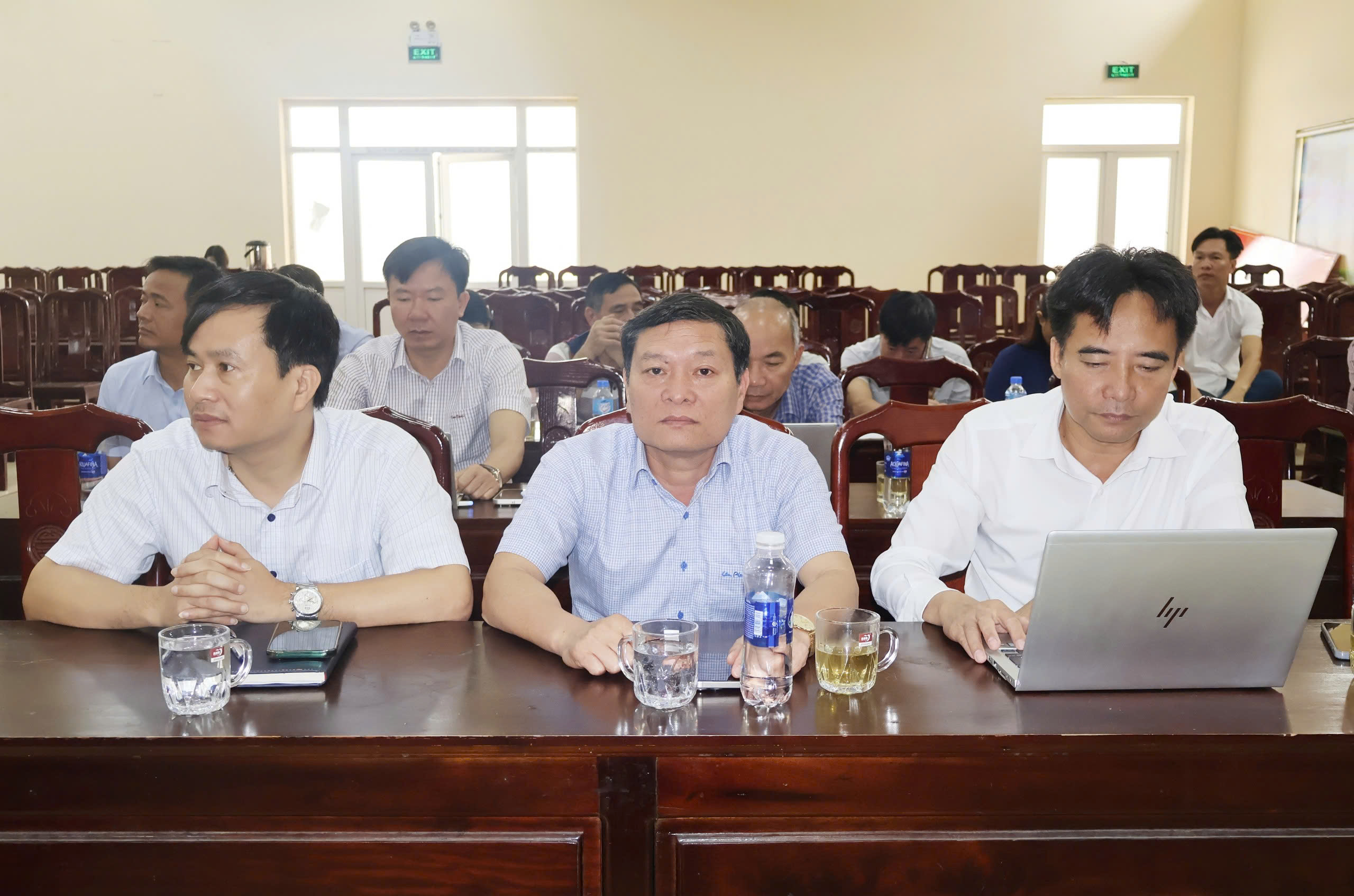 Ông Nguyễn Quốc Đạt, Phó Chủ tịch HĐND thị xã cùng các đại biểu dự tiếp xúc