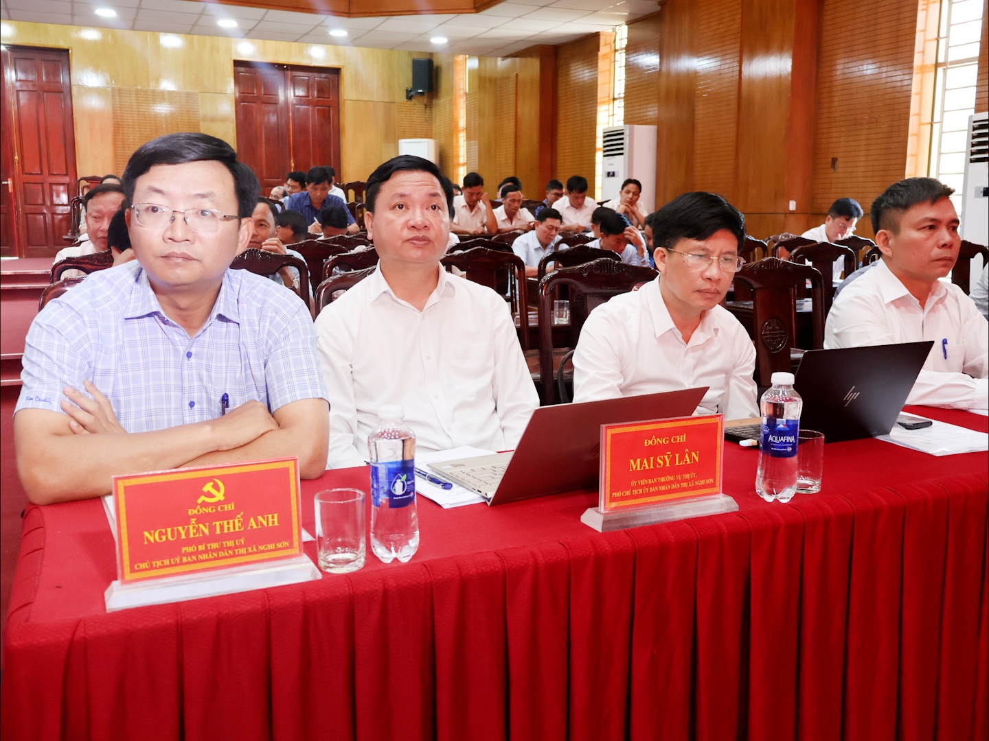 Đồng chí Nguyễn Thế Anh, Chủ tịch UBND thị xã cùng các đồng chí Ủy viên Ban Thường vụ Thị ủy dự hội nghị