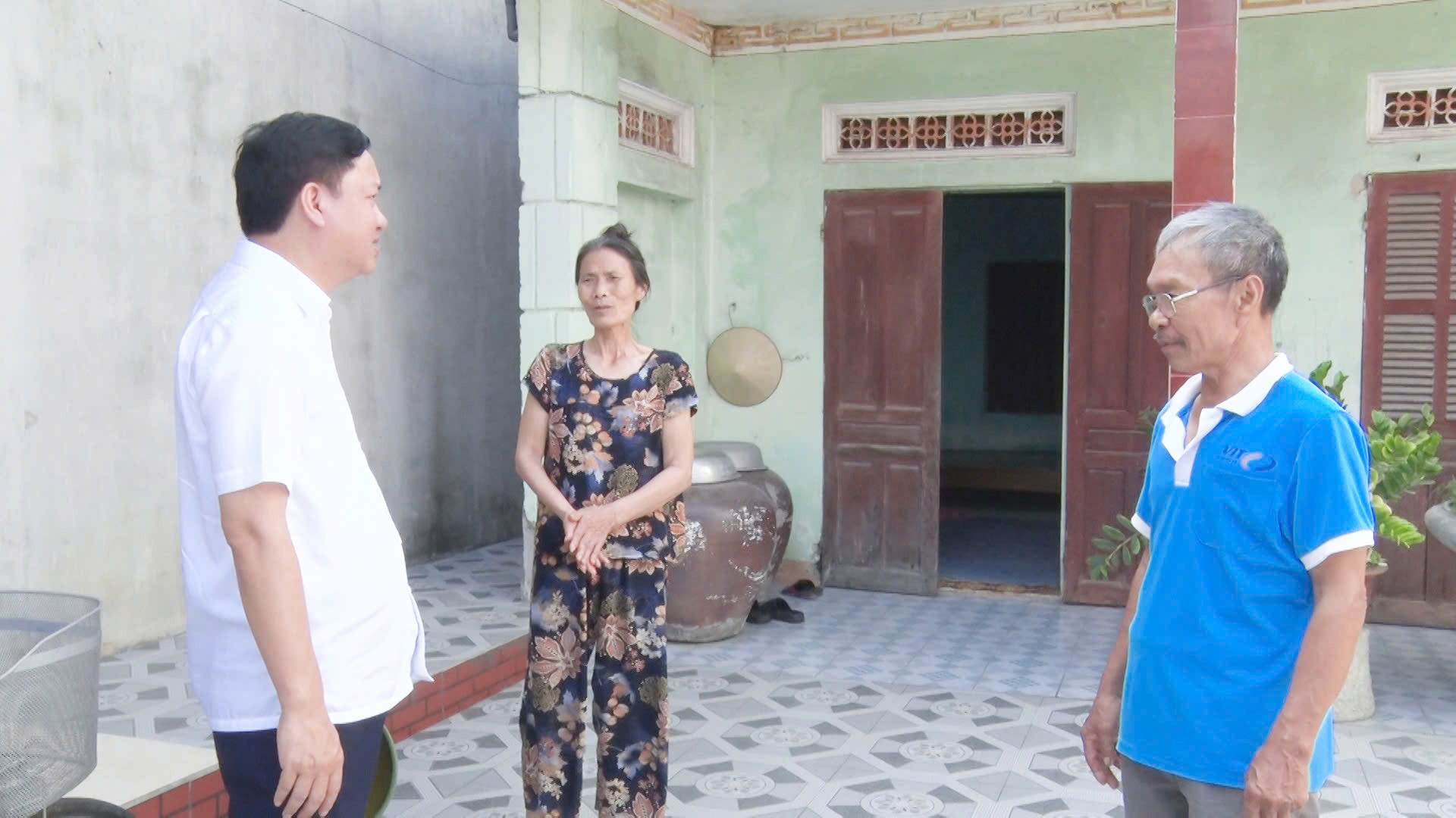 Đồng chí Mai Sỹ Lân, Phó Chủ tịch UBND thị xã kiểm tra, đôn đốc việc triển khai khởi công xây dựng mới và sửa chữa nhà ở theo Chỉ thị số 22 trên địa bàn 3 xã, phường Hải Châu, Thanh Sơn, Thanh Thủy