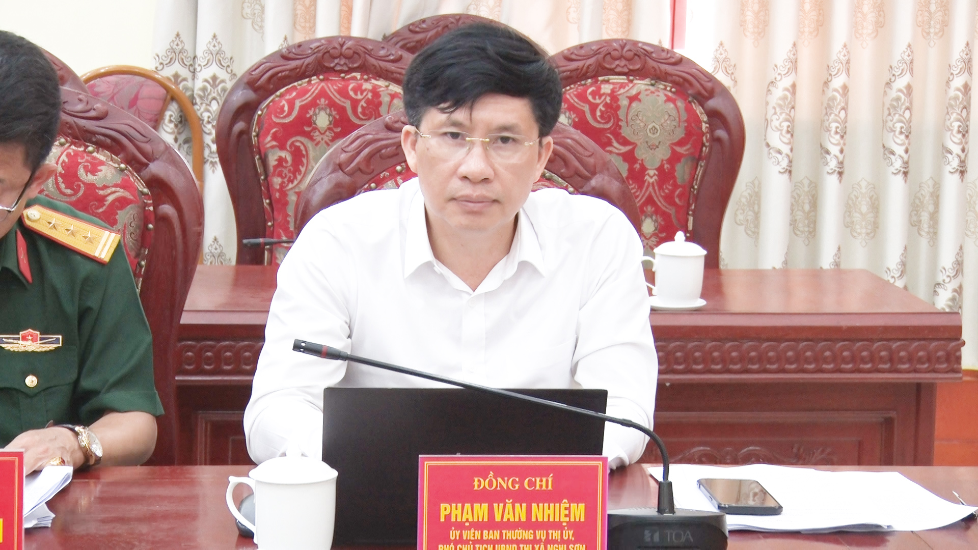 Đồng chí Phạm Văn Nhiệm, Phó Chủ tịch UBND thị xã dự hội nghị