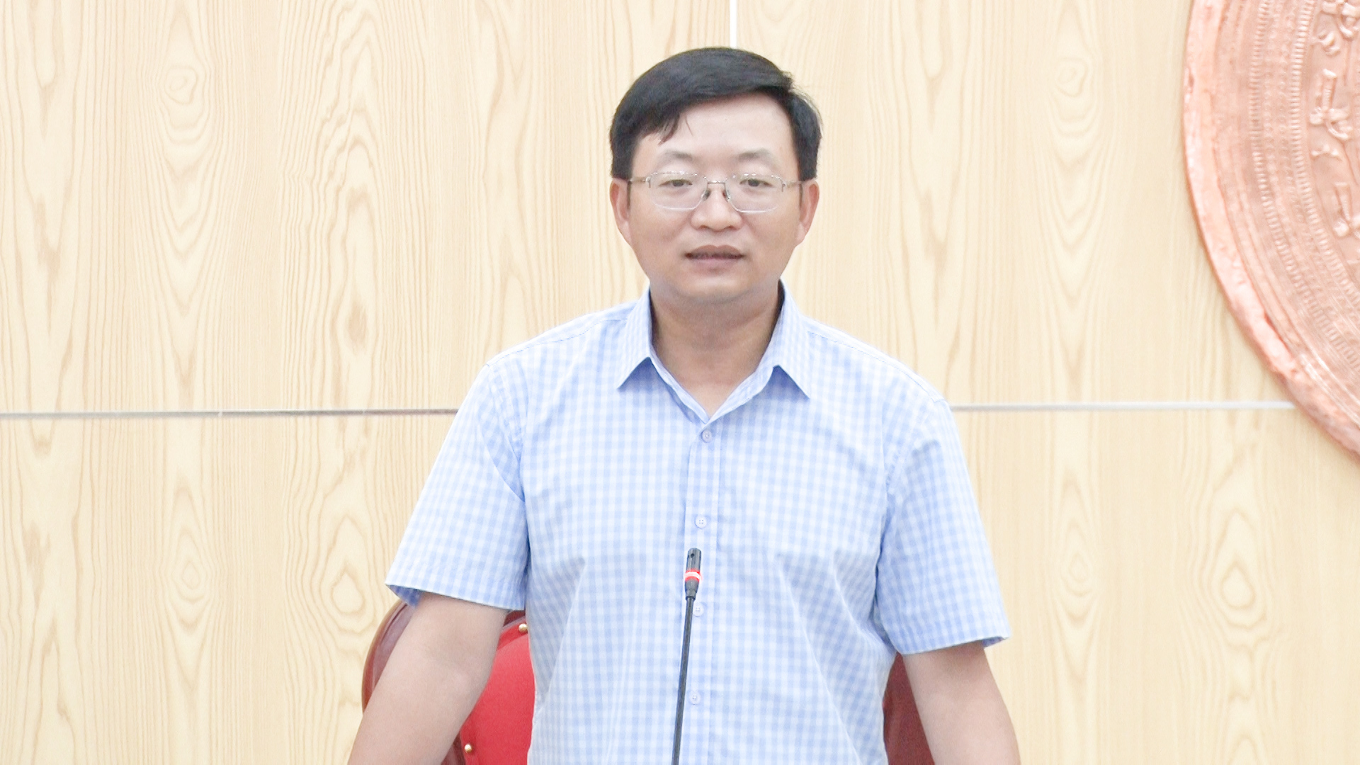 Đồng chí Nguyễn Thế Anh, Chủ tịch UBND thị xã chủ trì hội nghị