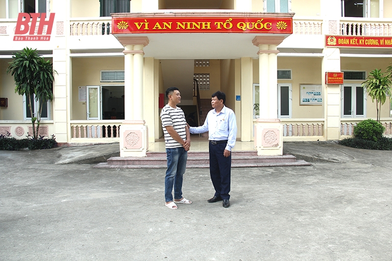 Lãnh đạo Hội Cựu chiến binh thị xã Nghi Sơn gặp gỡ, động viên người lầm lỗi đã được giúp đỡ tiến bộ.