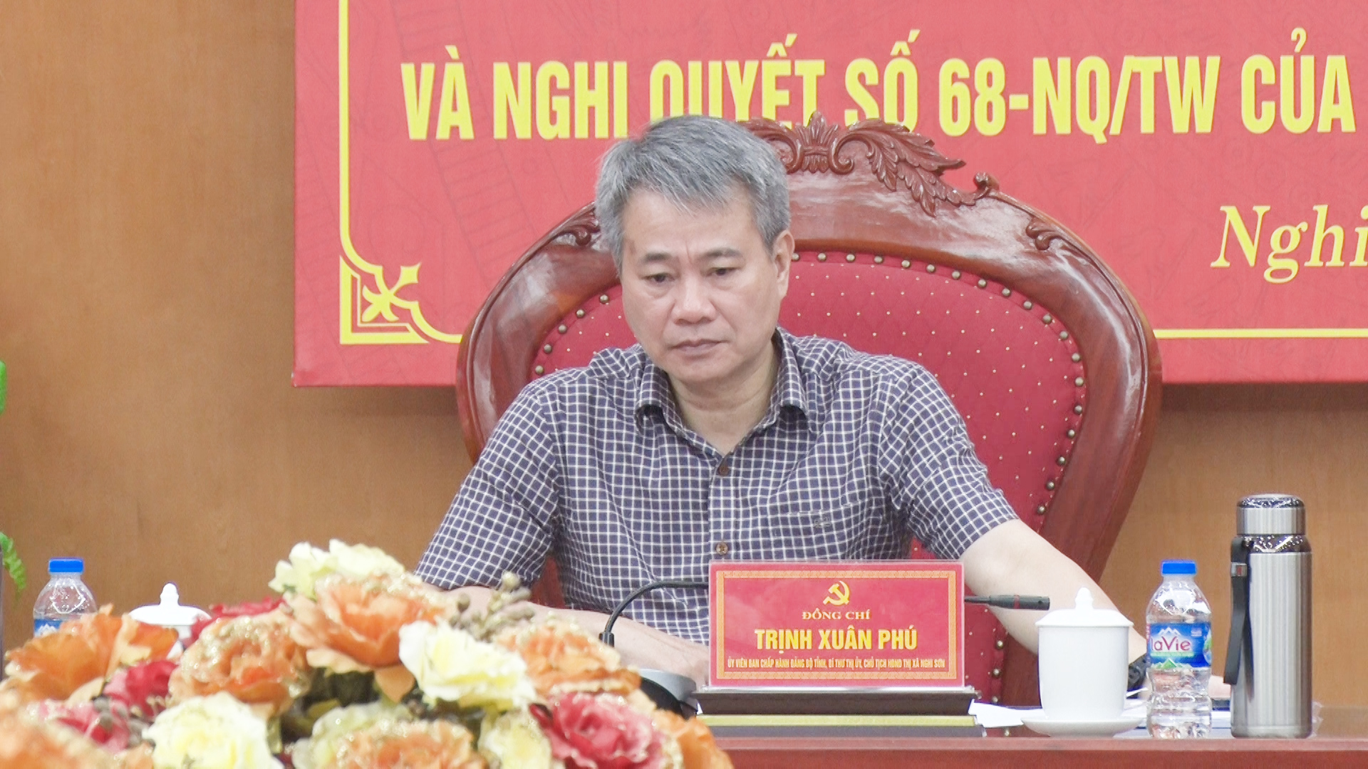 Đồng chí Trịnh Xuân Phú, Tỉnh uỷ viên, Bí thư Thị uỷ chủ trì tại điểm cầu thị xã