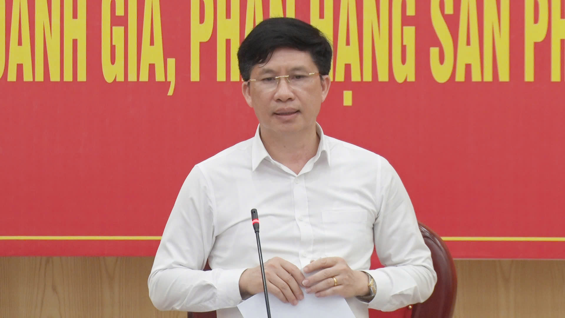 Đồng chí Phạm Văn Nhiệm, Phó Chủ tịch UBND thị xã chủ trì hội nghị