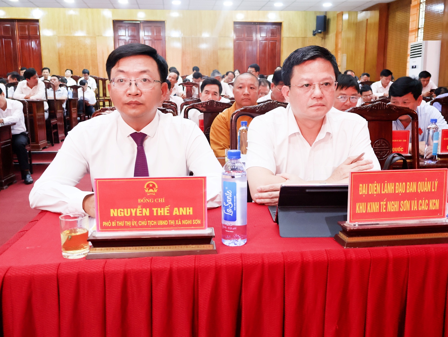 Ông Nguyễn Thế Anh, Chủ tịch UBND thị xã;  ông Bùi Tuấn Tự, Phó Trưởng Ban Quản lý Khu kinh tế Nghi Sơn và các khu công nghiệp tỉnh dự kỳ họp