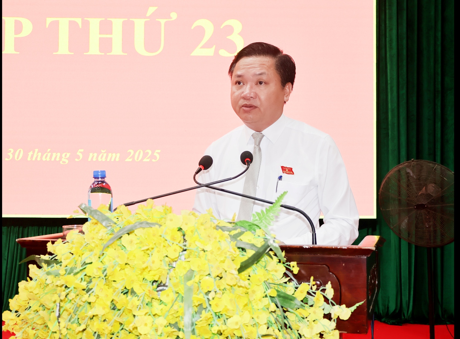Ông Mai Sỹ Lân, Phó Chủ tịch UBND thị xã báo cáo tóm tắt tình hình phát triển kinh tế - xã hội 5 tháng đầu năm; ước thực hiện 6 tháng đầu năm 2025