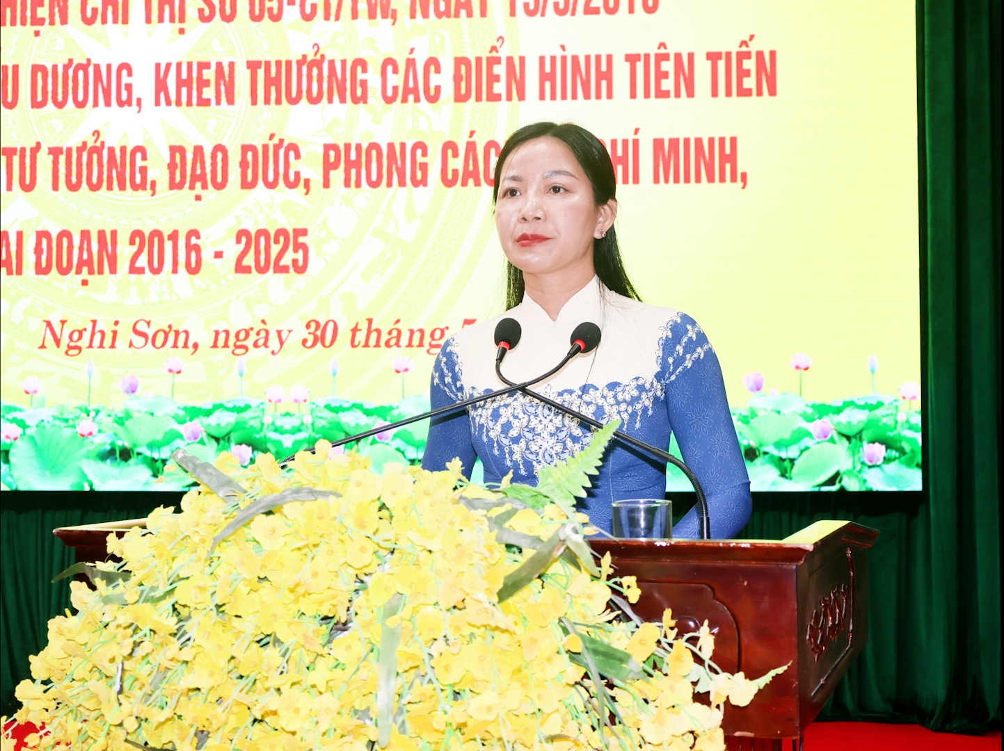 Đồng chí Lê Thị Kim Hằng, Trưởng ban Tuyên giáo và Dân vận Thị ủy báo cáo tổng kết 10 năm thực hiện Chỉ thị số 05 của Bộ Chính trị
