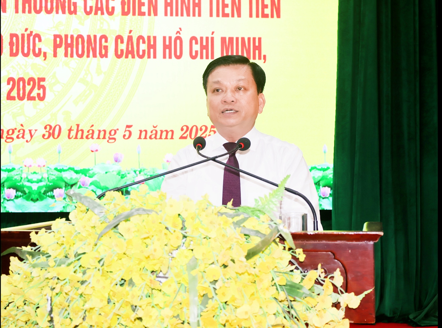 Đồng chí Trương Bá Duyên, Phó Bí thư Thường trực Thị ủy phát biểu khai mạc hội nghị