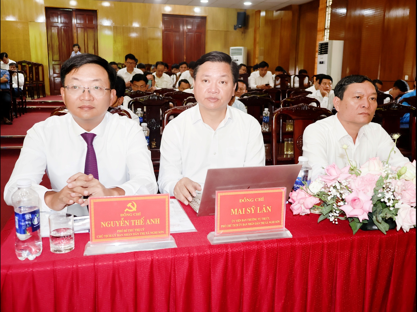 Đồng chí Nguyễn Thế Anh, Chủ tịch UBND thị xã cùng các đồng chí lãnh đạo thị xã dự hội nghị