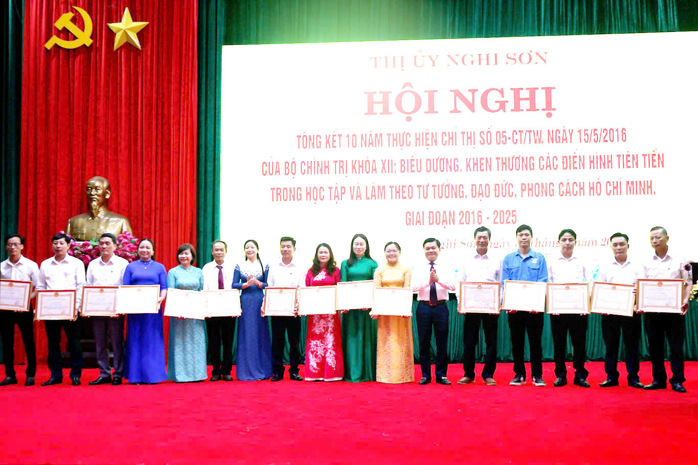 Các đồng chí lãnh đạo thị xã trao giấy khen cho các cá nhân có thành tích xuất sắc trong “Học tập và làm theo tư tưởng, đạo đức, phong cách Hồ Chí Minh” giai đoạn 2016 - 2025