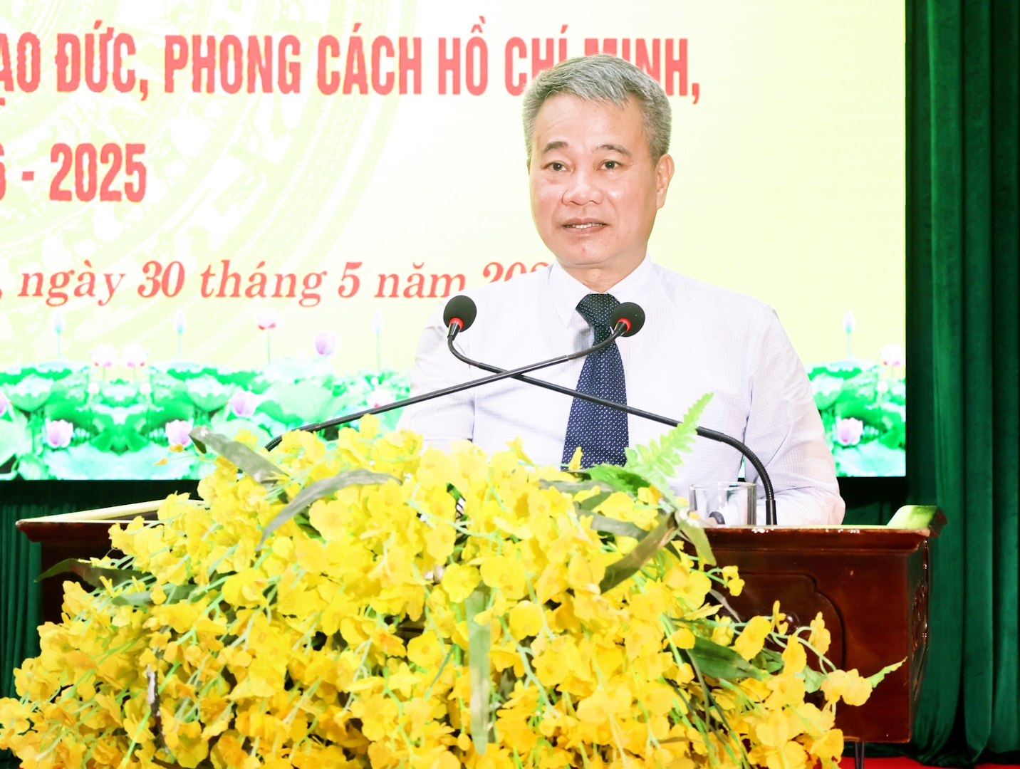 Đồng chí Trịnh Xuân Phú, Tỉnh ủy viên, Bí thư Thị ủy, Chủ tịch HĐND thị xã phát biểu kết luận hội nghị