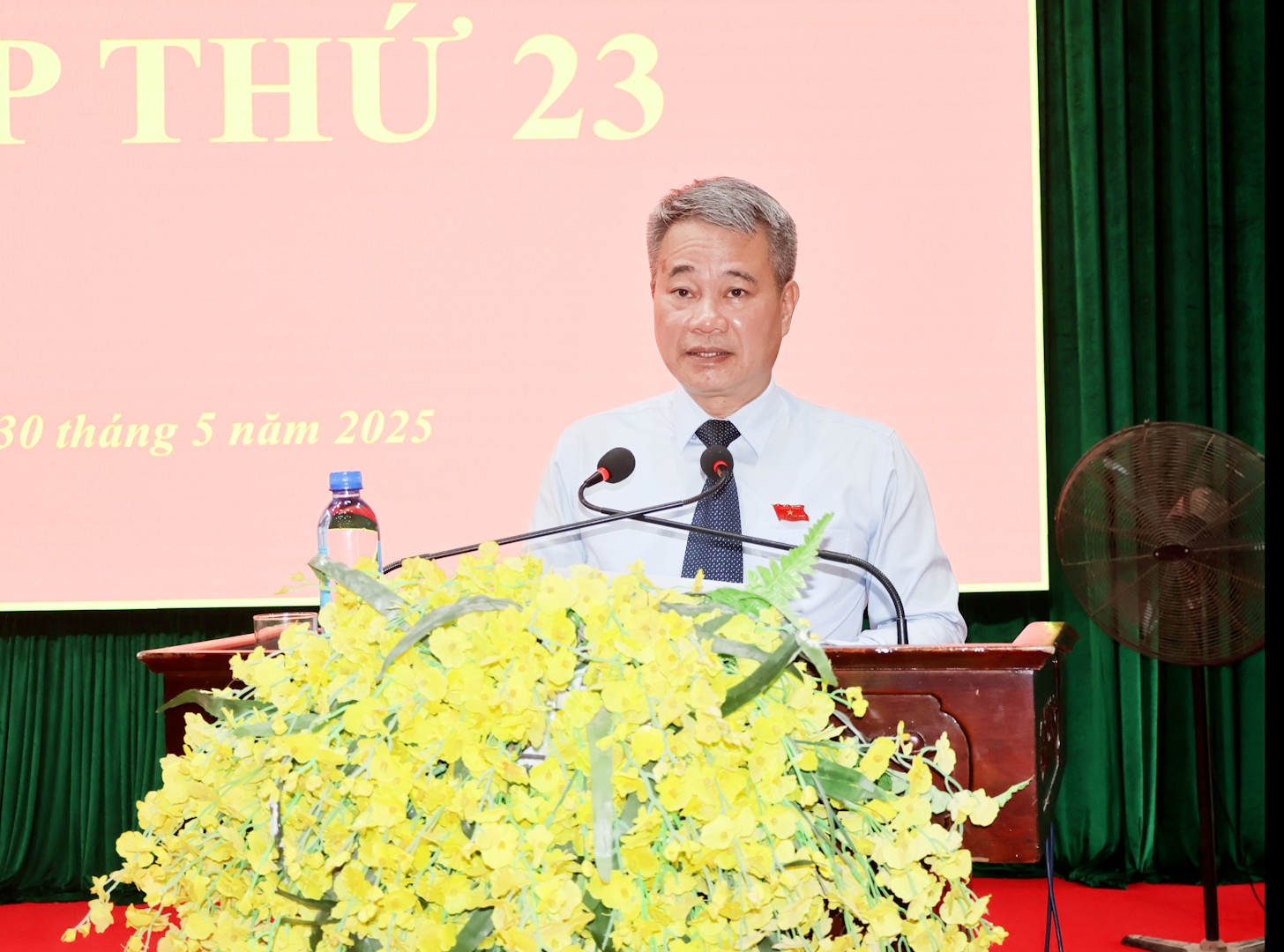 Ông Trịnh Xuân Phú, Tỉnh ủy viên, Bí thư Thị ủy, Chủ tịch HĐND thị xã phát biểu tại kỳ họp