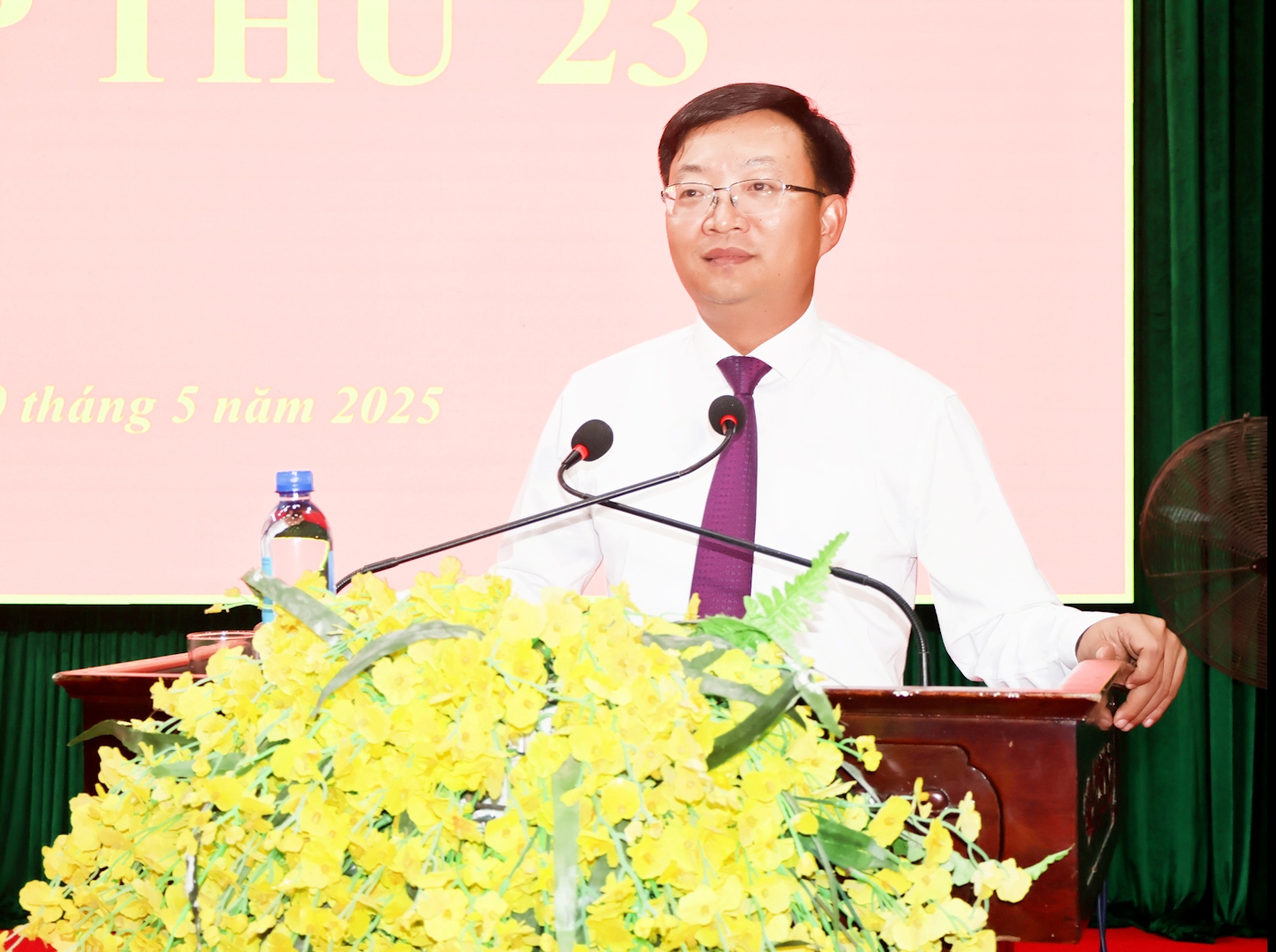 Ông Nguyễn Thế Anh, Phó Bí thư Thị uỷ, Chủ tịch UBND thị xã phát biểu tại kỳ họp