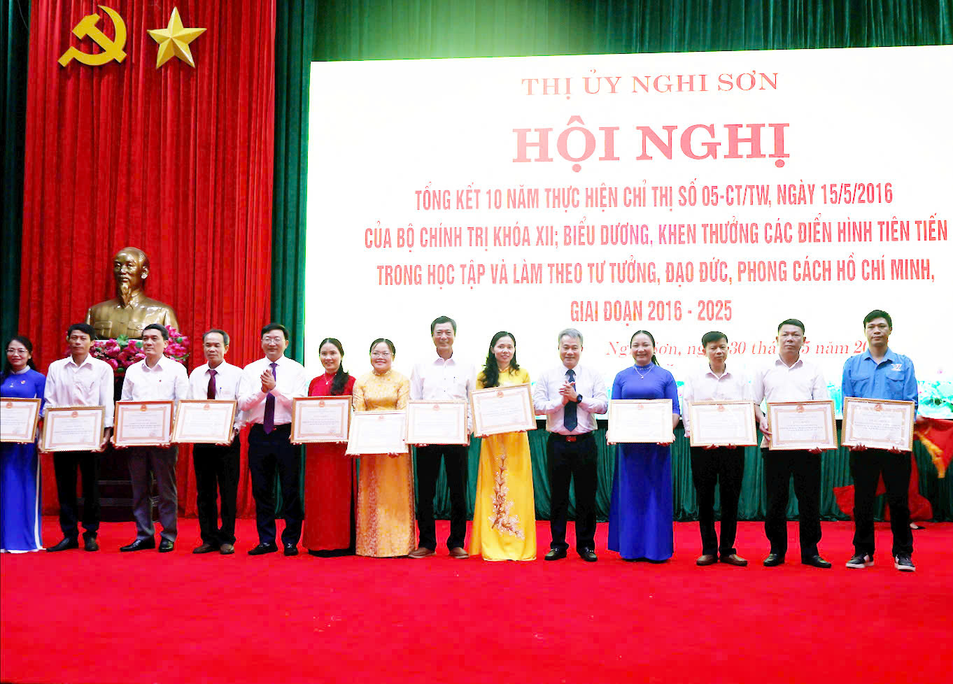 Các đồng chí lãnh đạo thị xã trao giấy khen cho các tập thể có thành tích xuất sắc trong “Học tập và làm theo tư tưởng, đạo đức, phong cách Hồ Chí Minh” giai đoạn 2016 - 2025