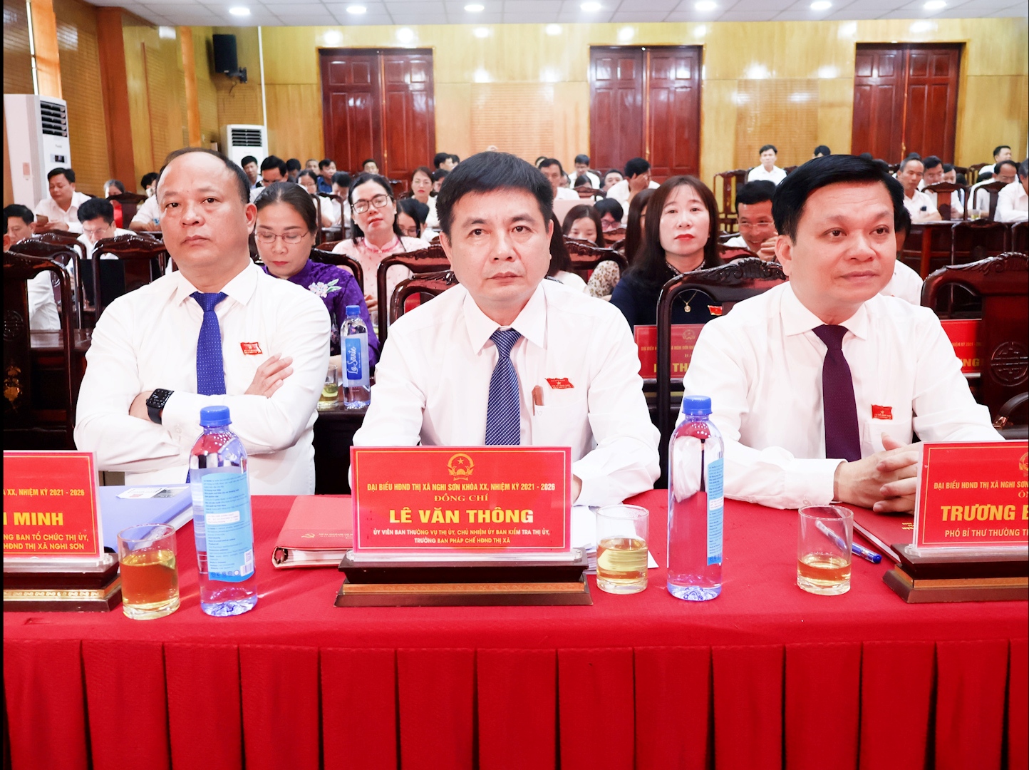 ÔngTrương Bá Duyên, Phó Bí thư Thường trực Thị uỷ cùng các đại biểu dự kỳ họp