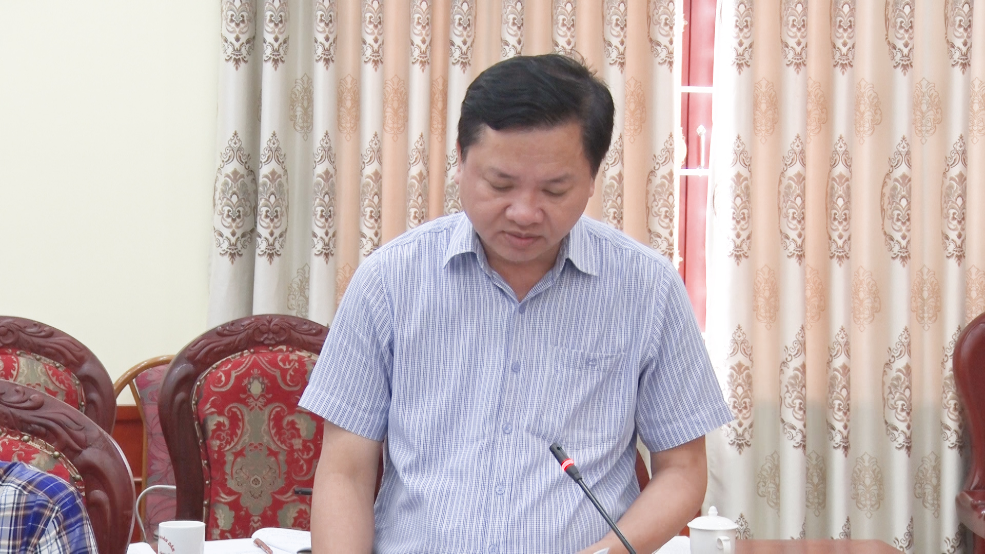 Đồng chí Mai Sỹ Lân, Phó Chủ tịch UBND thị xã báo cáo các nội dung tại buổi làm việc
