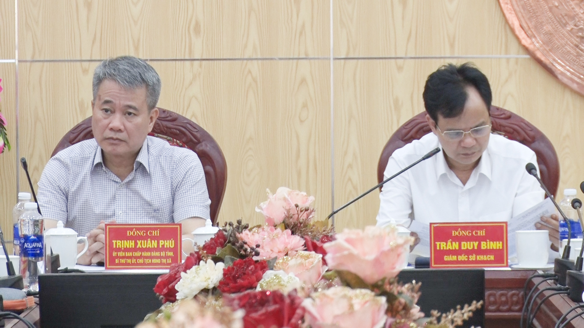Đồng chí Trần Duy Bình, Giám đốc Sở Khoa học và Công nghệ; đồng chí Trịnh Xuân Phú, Tỉnh ủy viên, Bí thư Thị ủy, Chủ tịch HĐND thị xã dự buổi làm việc