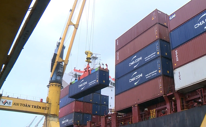 Xuất khẩu hàng hóa bằng container qua Cảng Nghi Sơn.