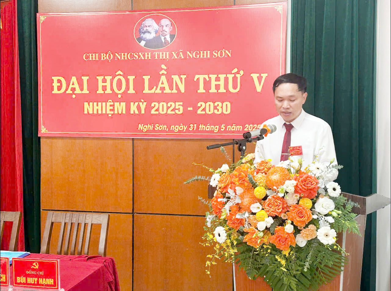 Lãnh đạo Ngân hàng chính sách xã hội thị xã phát biểu tại đại hội