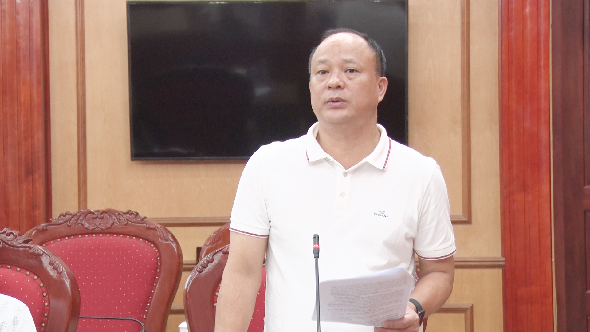Đồng chí Đinh Văn Minh, Trưởng Ban Tổ chức Thị ủy phát biểu tại hội nghị