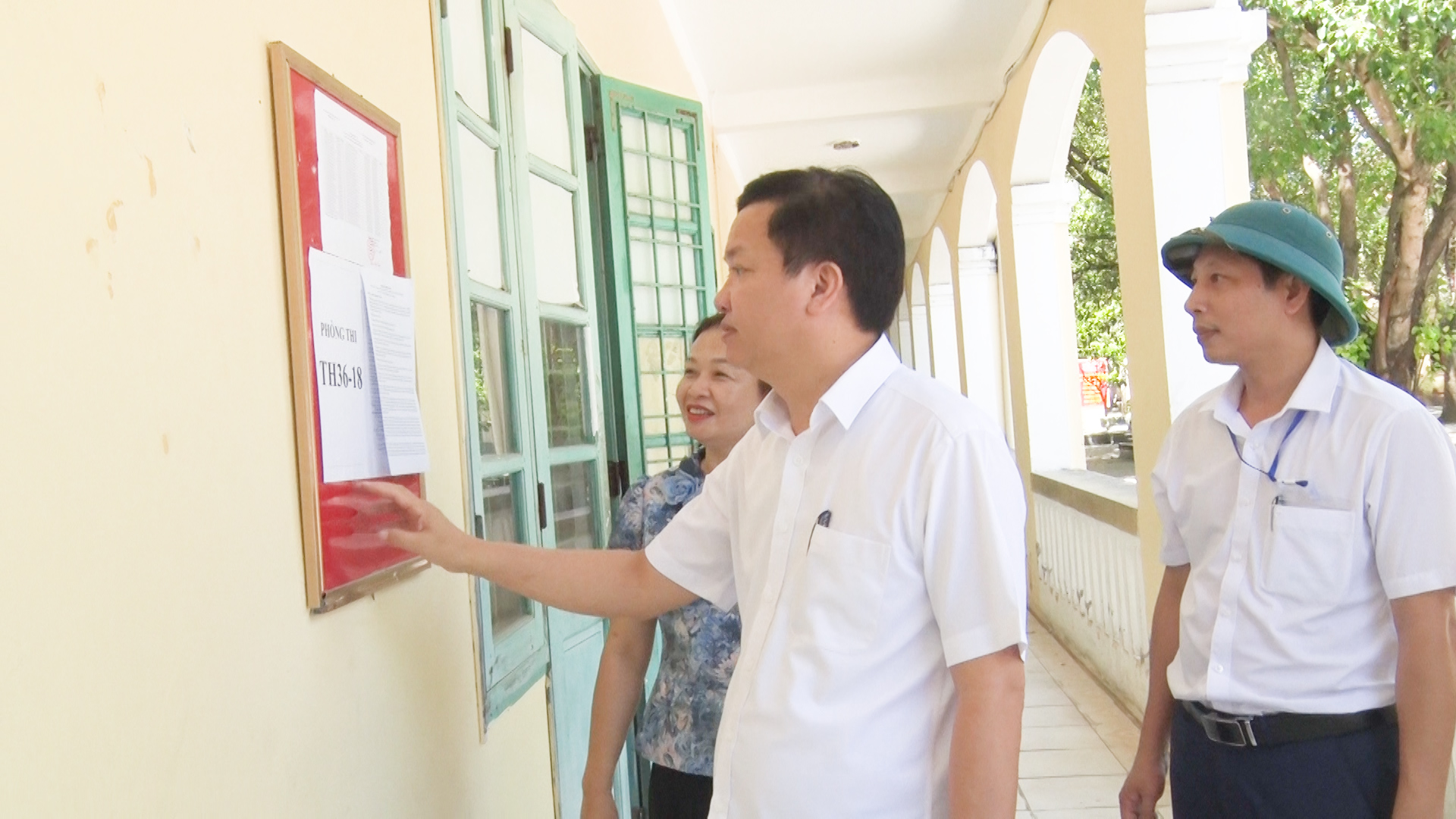 Đồng chí Mai Sỹ Lân, Phó Chủ tịch UBND thị xã kiểm tra công tác chuẩn bị cho Kỳ thi tuyển sinh vào lớp 10 THPT tại các Hội đồng thi