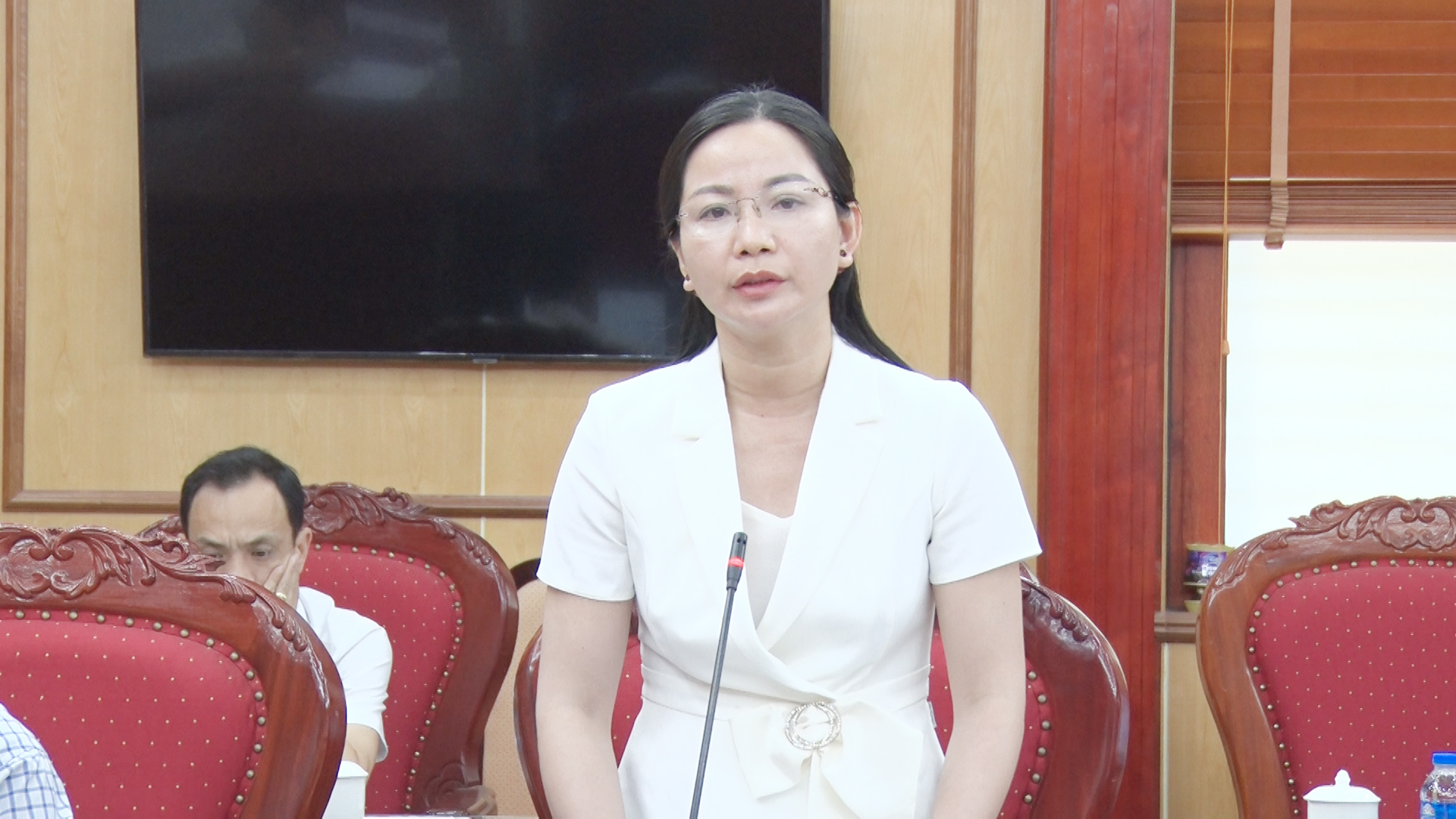 Đồng chí Lê Thị Kim Hằng, Trưởng Ban Tuyên giáo và Dân vận Thị ủy phát biểu tại hội nghị