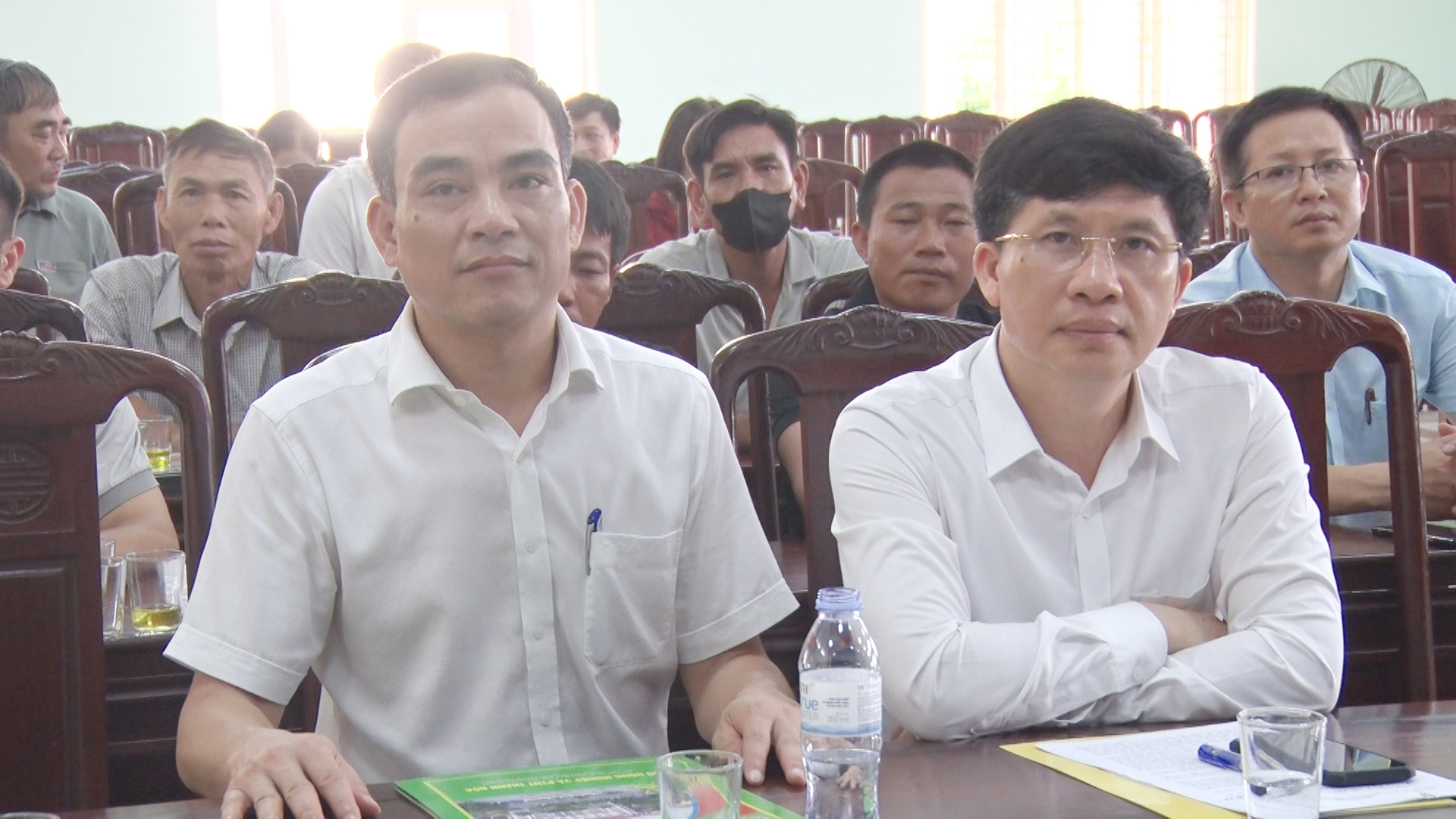 Đồng chí Nguyễn Hoài Nam, Phó Giám đốc Sở Nông nghiệp và Môi trường; đồng chí Phạm Văn Nhiệm, Phó Chủ tịch UBND thị xã Nghi Sơn dự buổi lễ