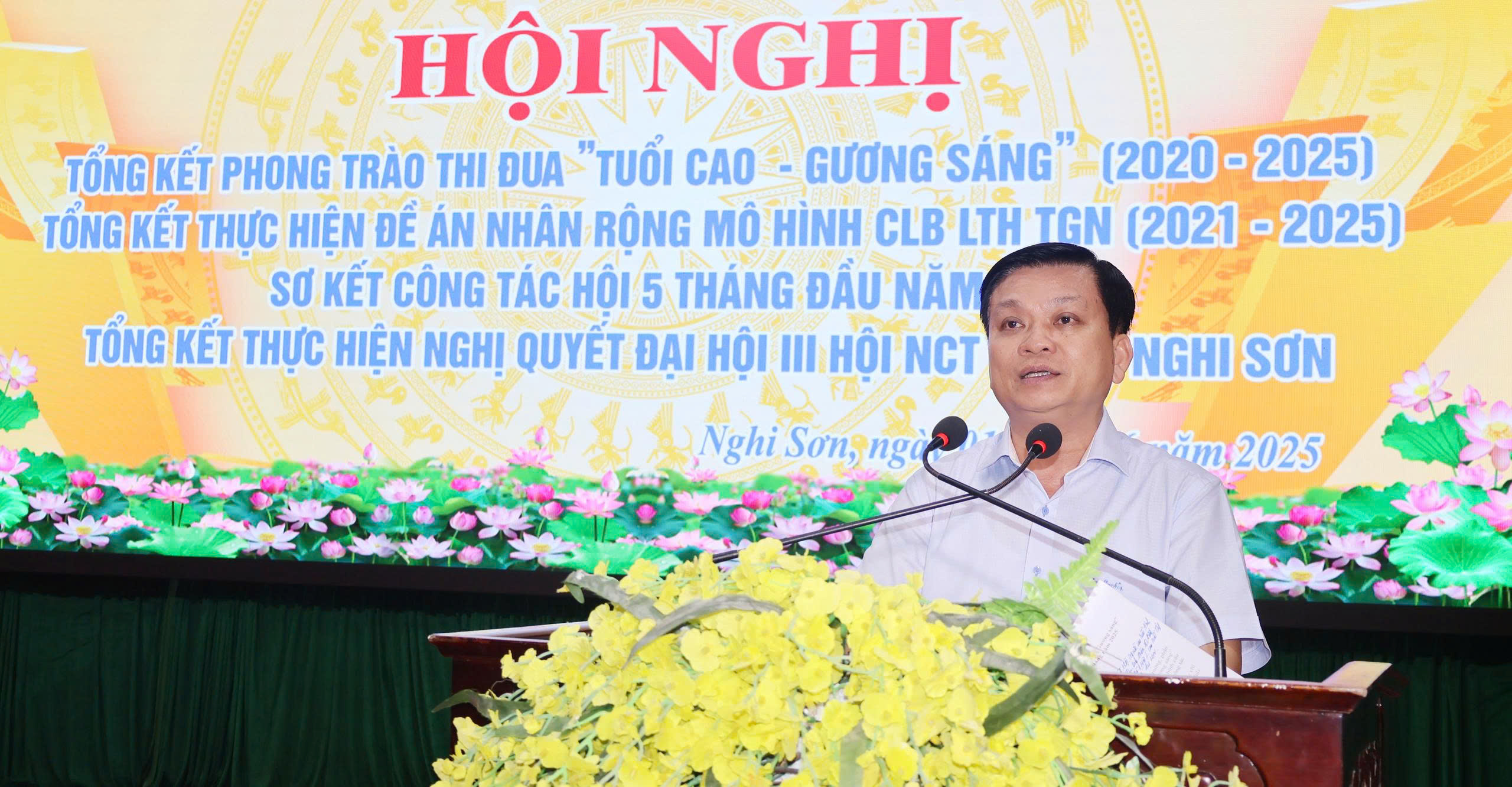 Đồng chí Trương Bá Duyên, Phó Bí thư Thường trực Thị ủy phát biểu tại hội nghị