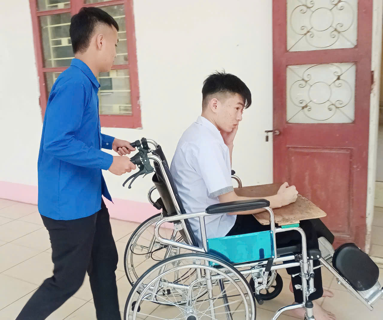 Hỗ trợ thí sinh bị tai nạn đến khu vực phòng thi