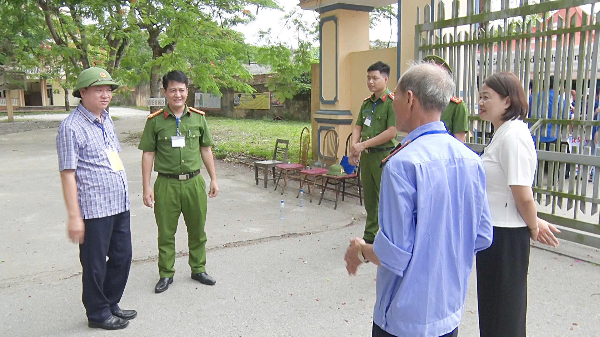 Đồng chí Mai Sỹ Lân, Phó Chủ tịch UBND thị xã kiểm tra công tác thi tại các hội đồng thi