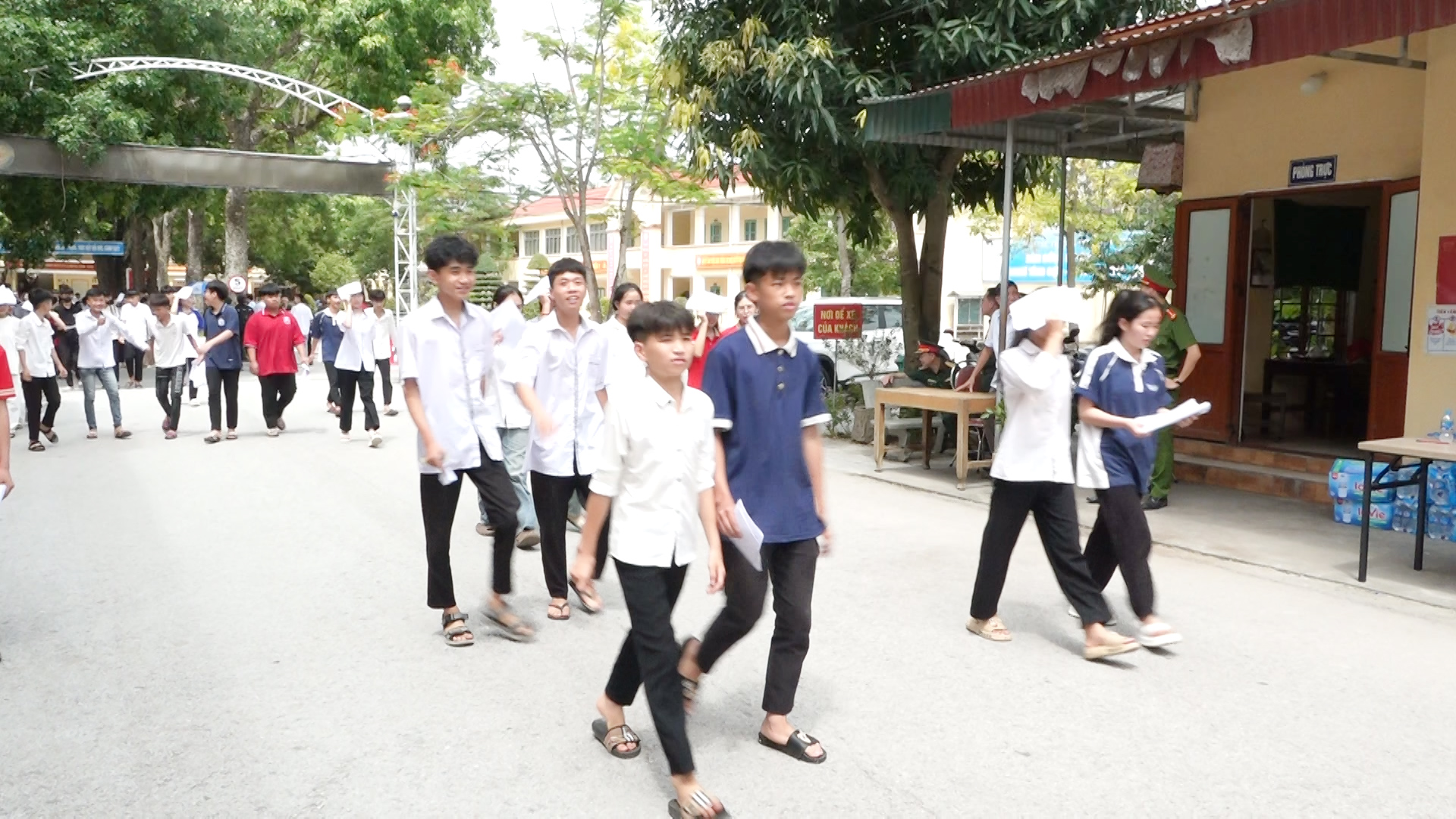 Thí sinh hoàn thành ngày thi đầu tiên của kỳ thi