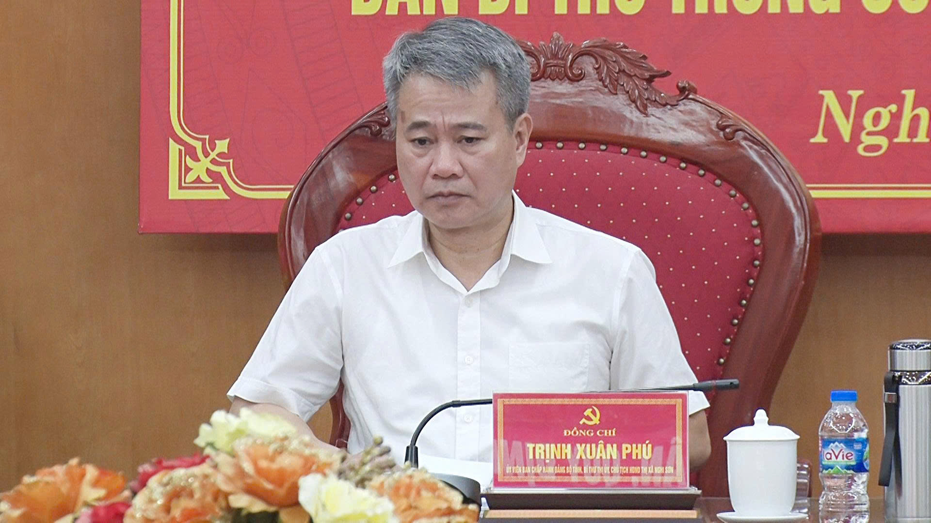 Đồng chí Trịnh Xuân Phú, Tỉnh ủy viên, Bí thư Thị ủy dự tại điểm cầu thị xã