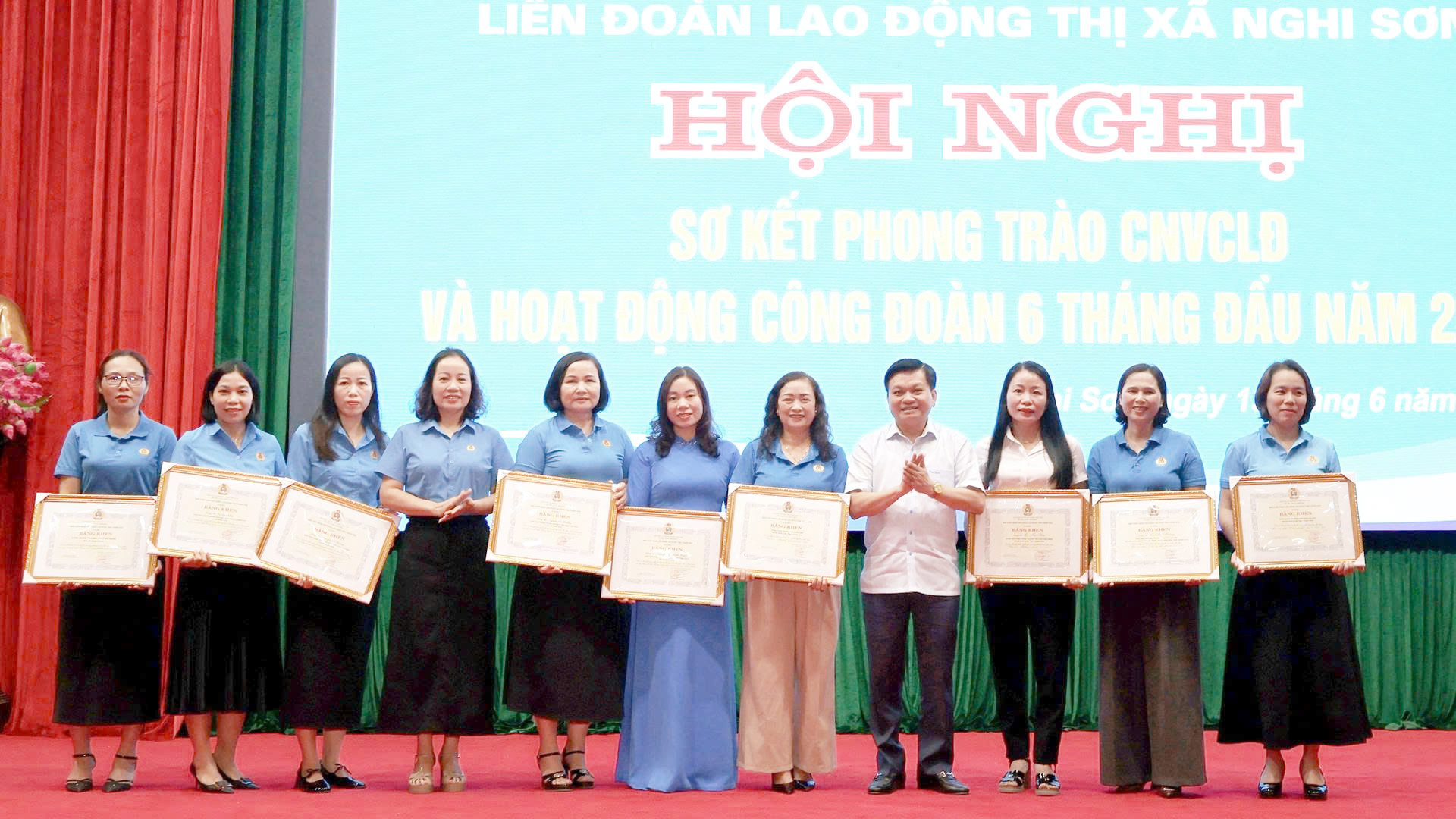 Đồng chí Trương Bá Duyên, Phó Bí thư Thường trực Thị ủy trao bằng khen của LĐLĐ tỉnh cho các tập thể