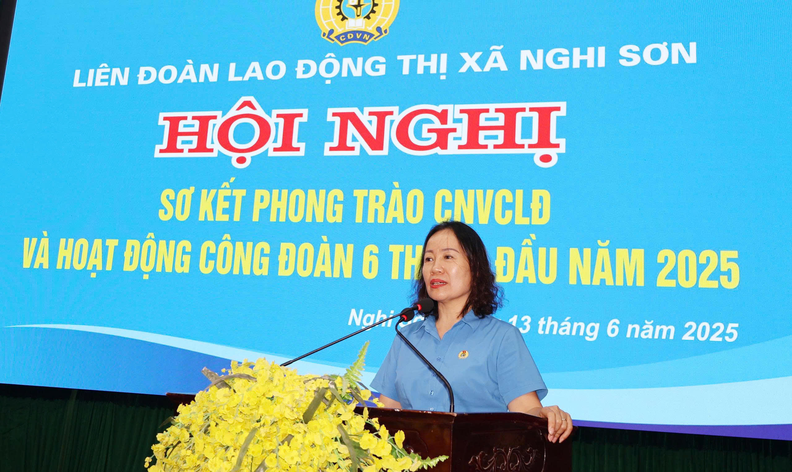 Đồng chí Trịnh Thị Hoa, Phó Chủ tịch Thường trực LĐLĐ tỉnh phát biểu tại hội nghị