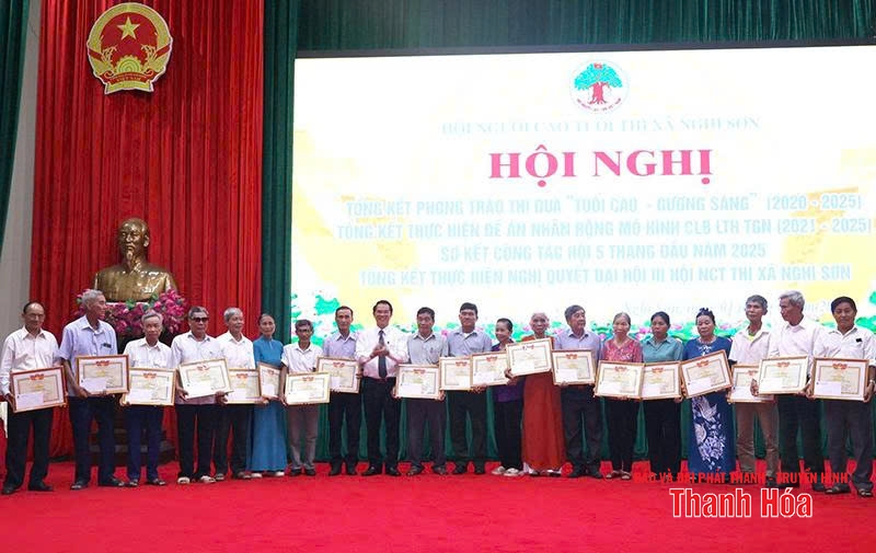 Lãnh đạo Hội NCT thị xã Nghi Sơn tặng giấy khen cho các cá nhân có thành tích xuất sắc trong phong trào thi đua yêu nước “Tuổi cao - gương sáng”.