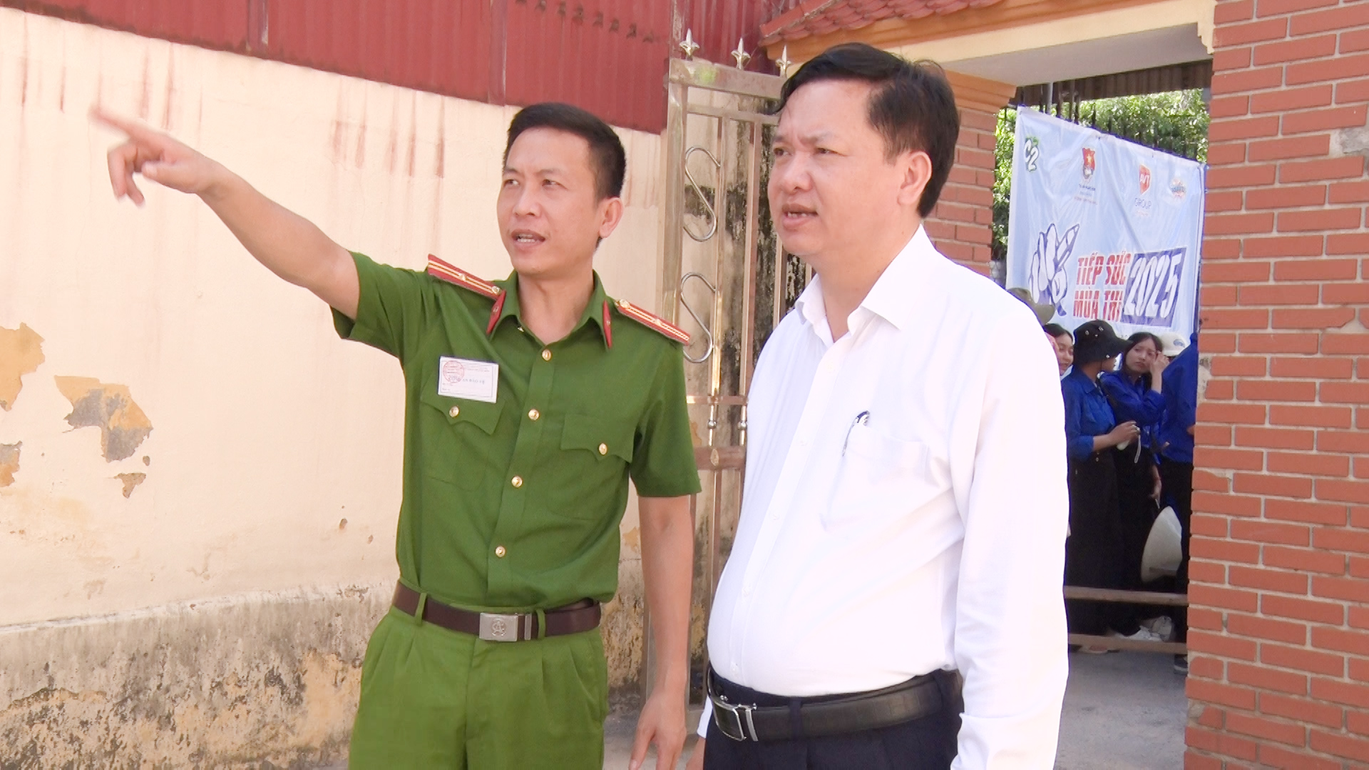 Đồng chí Mai Sỹ Lân, Phó Chủ tịch UBND thị xã, kiểm tra công tác thi tốt nghiệp THPT năm 2025 tại điểm thi Trường THPT Tĩnh Gia 1