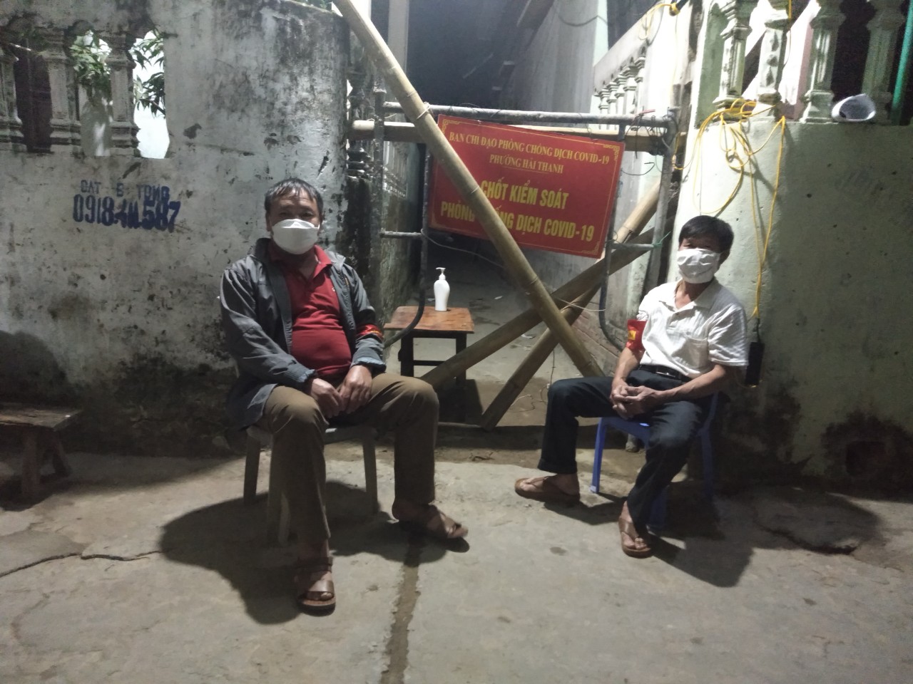 Các lực lượng canh trực chốt chờ đến thời điểm kết thúc lệnh phong tỏa (Ảnh: Xuân Chung).