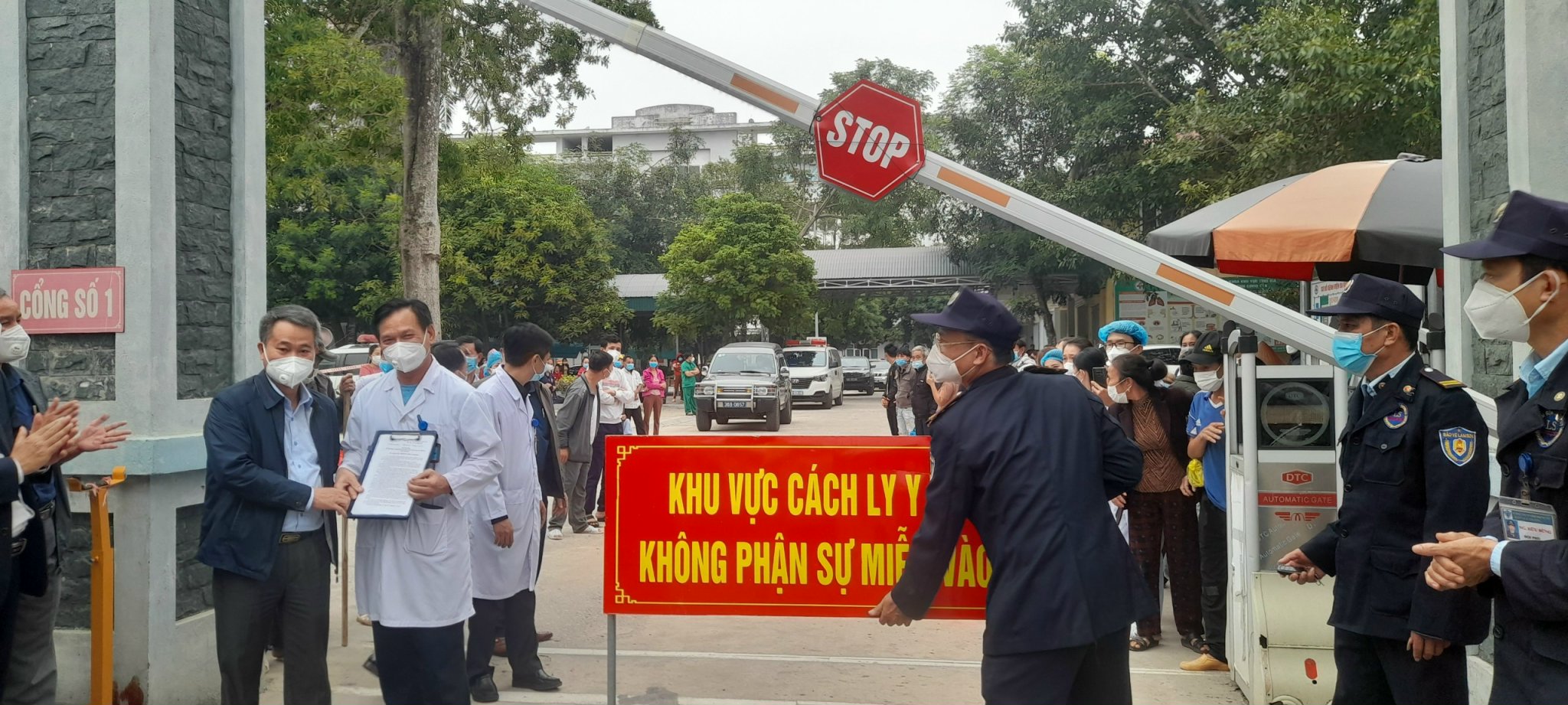 Đại diện lãnh đạo Ban Chỉ đạo phòng, chống dịch Covid-19 thị xã trao Quyết định kết thúc phong tỏa tạm thời cho Giám đốc Bệnh viện Đa khoa Khu vực Nghi Sơn, thị xã Nghi Sơn.