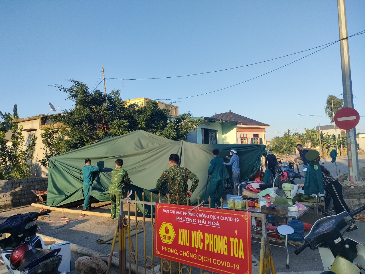 Chốt kiểm soát phòng, chông dịch Covid-19 TDP Đông Hải, phường Hải Hòa.
