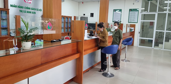 Hộ vay vốn đang nhận tiền vay chương trình HSSV để mua máy tính, thiết bị học tập trực tuyến cho học sinh theo Quyết định số 09/2022/QĐ-TTg của Thủ tướng Chính phủ.