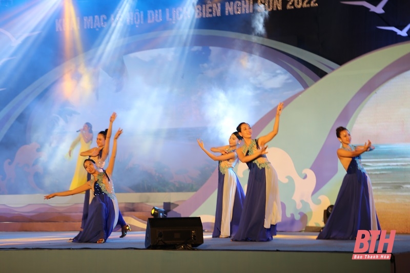 Chương trình nghệ thuật “Nghi Sơn - Sắc màu của biển” mang đến cho Nhân dân và du khách đêm âm nhạc đầy ấn tượng.