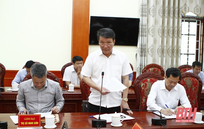 Đại diện lãnh đạo thị xã Nghi Sơn báo cáo tại buổi làm việc.