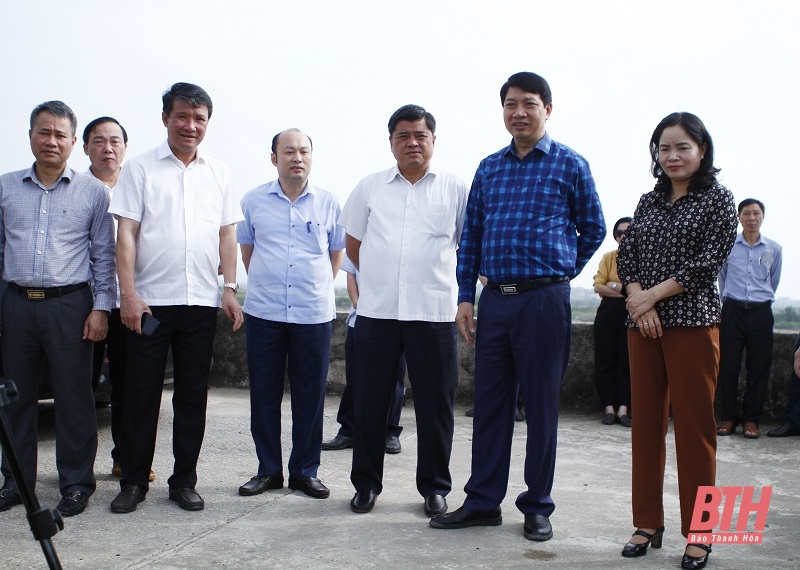 Đồng chí Trần Thanh Nam, Thứ trưởng Bộ NN&PTNT cùng đoàn công tác kiểm tra công trình Trạm bơm tiêu xã Thanh Thủy.